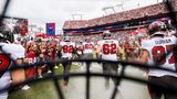 Auftakt eines American-Football-Matches: Die Tampa Bay Buccaneers laufen an den Cheerleadern vorbei auf das Feld, zur obligatorischen Vorstellung der Teams vor dem Beginn des Spiels. Das ungewöhnliche Foto dazu schoss Kyle Zedaker, indem er seine Kamera hinter dem Helmgitter befestigte – und so den Betrachtenden einen beinahe intimen, authentischen Einblick verschaffte, weil er die Perspektive der Profis einnahm.   