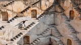 Treppen sind für Skater und Skaterinnen so ähnlich wie die Berge für alle ernst zu nehmenden Rennradbegeisterten: Hindernisse, die man unter die Rollen beziehungsweise Räder nehmen muss. Beim Skaten bedeutet das oft: mit einem mächtigen Satz hinüberfliegen. Oder geschickt auf eine Treppenstufe springen. Dieser Athlet findet in dem alten Stufenbrunnen in Jaipur, Indien, gleich eine ganze verheißungsvolle Auswahl vor. Fast wie in einem Wimmelbild droht dabei allerdings der Trick unterzugehen, den er gerade vollführt: ein "Kickflip", bei dem sich das Brett einmal um die Längsachse dreht.   