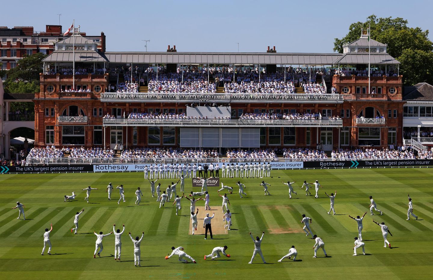 Ein Match wie ein Tanz der vielen: Indien misst sich mit England im Cricket. Das komplexe Spiel mit Ball und Schlägern lockt hauptsächlich in Ländern des ehemaligen britischen Empires das Publikum in die Stadien, beispielsweise in Pakistan, Australien, Südafrika, wie auch in Neuseeland, Sri Lanka, Bangladesch oder in Afghanistan und Irland. In Indien zählt es gar als: Nationalsport. Für das geradezu grafisch wirkende Foto gewann Richard Heathcote Bronze im Wettbewerb.