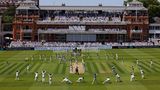 Ein Match wie ein Tanz der vielen: Indien misst sich mit England im Cricket. Das komplexe Spiel mit Ball und Schlägern lockt hauptsächlich in Ländern des ehemaligen britischen Empires das Publikum in die Stadien, beispielsweise in Pakistan, Australien, Südafrika, wie auch in Neuseeland, Sri Lanka, Bangladesch oder in Afghanistan und Irland. In Indien zählt es gar als: Nationalsport.