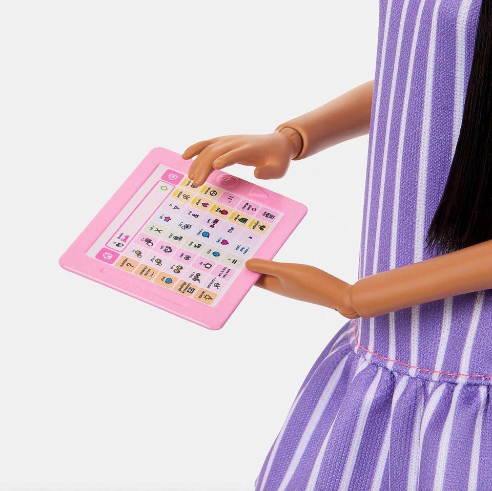 Das Tablet, mit dem Barbie über Symbole Botschaften ausdrückt, soll zeigen, wie manche autistischen Menschen kommunizieren.
