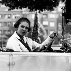 Claerenore Stinnes im Auto