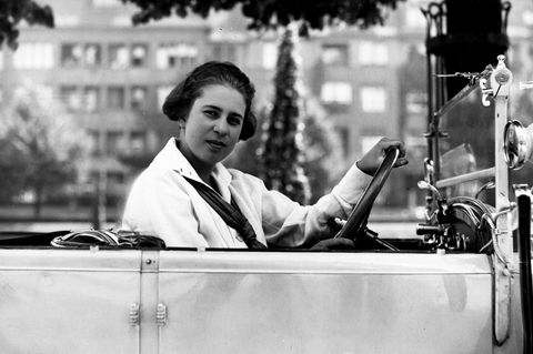 Claerenore Stinnes im Auto