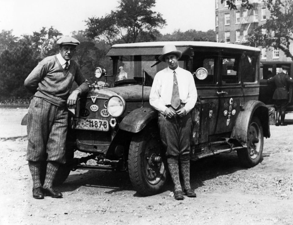 Claerenore Stinnes mit Carl-Axel Soederstroem vor ihrer Limousine