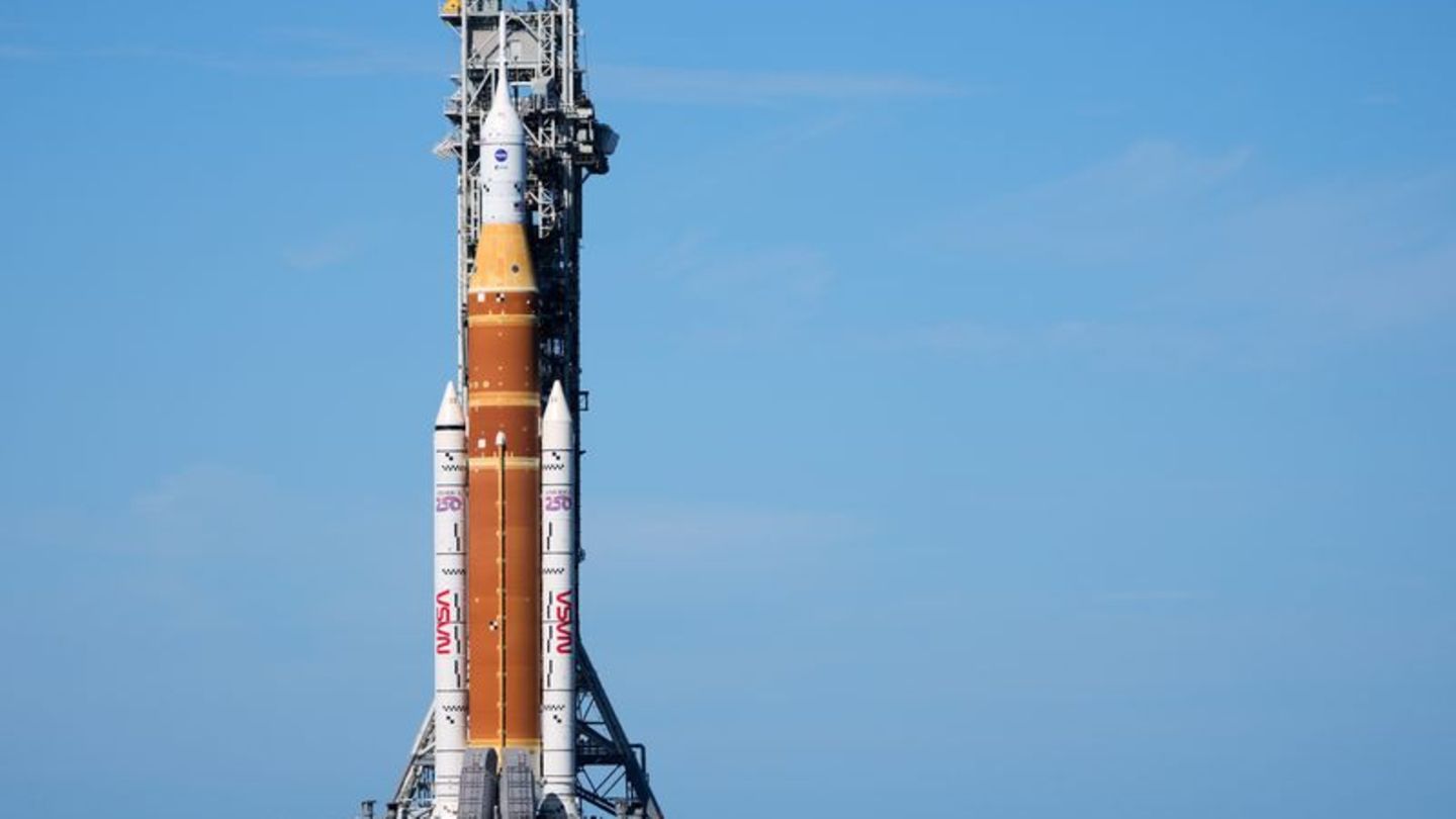 -Artemis-2-Raketensystem-f-r-Mondmission-auf-Startplatz-gerollt