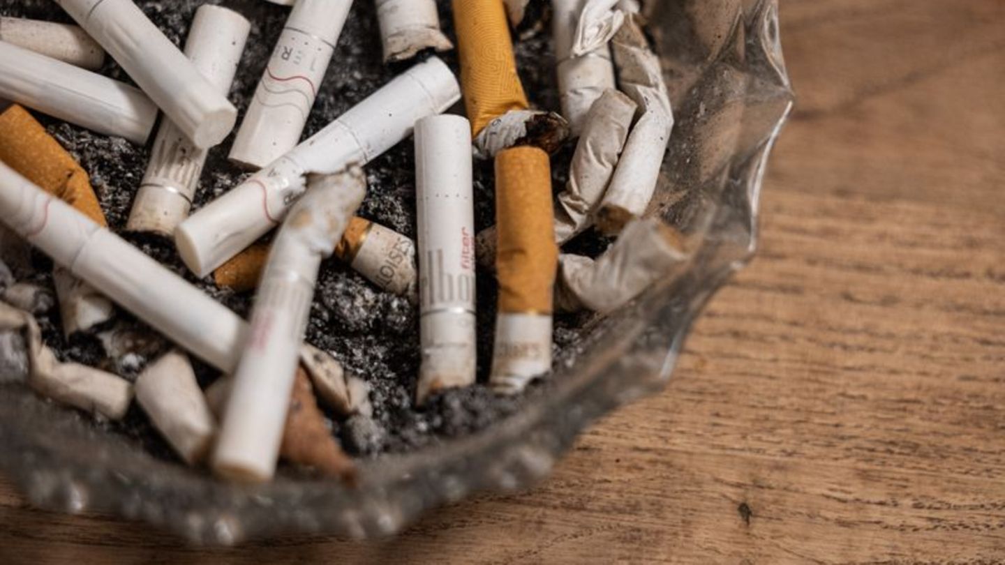 Rauchen hängt eng mit dem Risiko für Lungenkrebs zusammen. Foto: Hannes P Albert/dpa