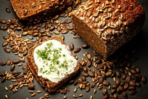 Vollkornbrot mit Kräuterquark