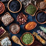 Hülsenfrüchte und Bohnen auf einem rustikalem Holzbrett