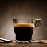 Schwarzer Kaffee im Glas mit Crema