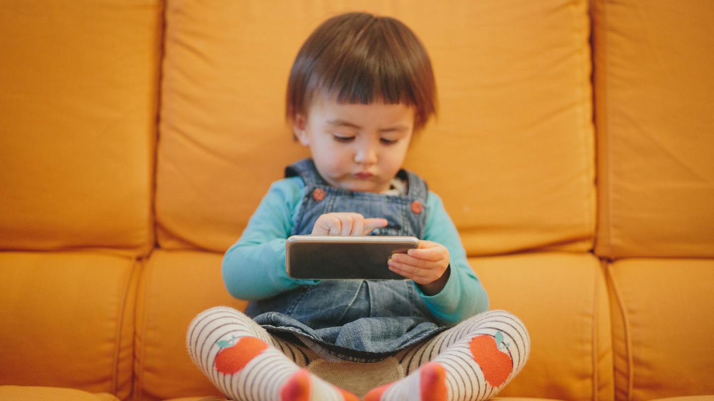 Langzeitstudie-Viel-Bildschirmzeit-l-sst-Babygehirne-schneller-reifen-warum-das-schlecht-ist