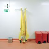 Die kleine Ostseeinsel Riems beherbergt das älteste Virenforschungsinstitut der Welt. Die hermetisch abgeriegelte Insel ist Tierseuchensperrgebiet und für die Öffentlichkeit nicht zugänglich. In den Laboren wird unter anderem zu Maul- und Klauenseuche, Schweinepest sowie Ebola- und Coronaviren geforscht.