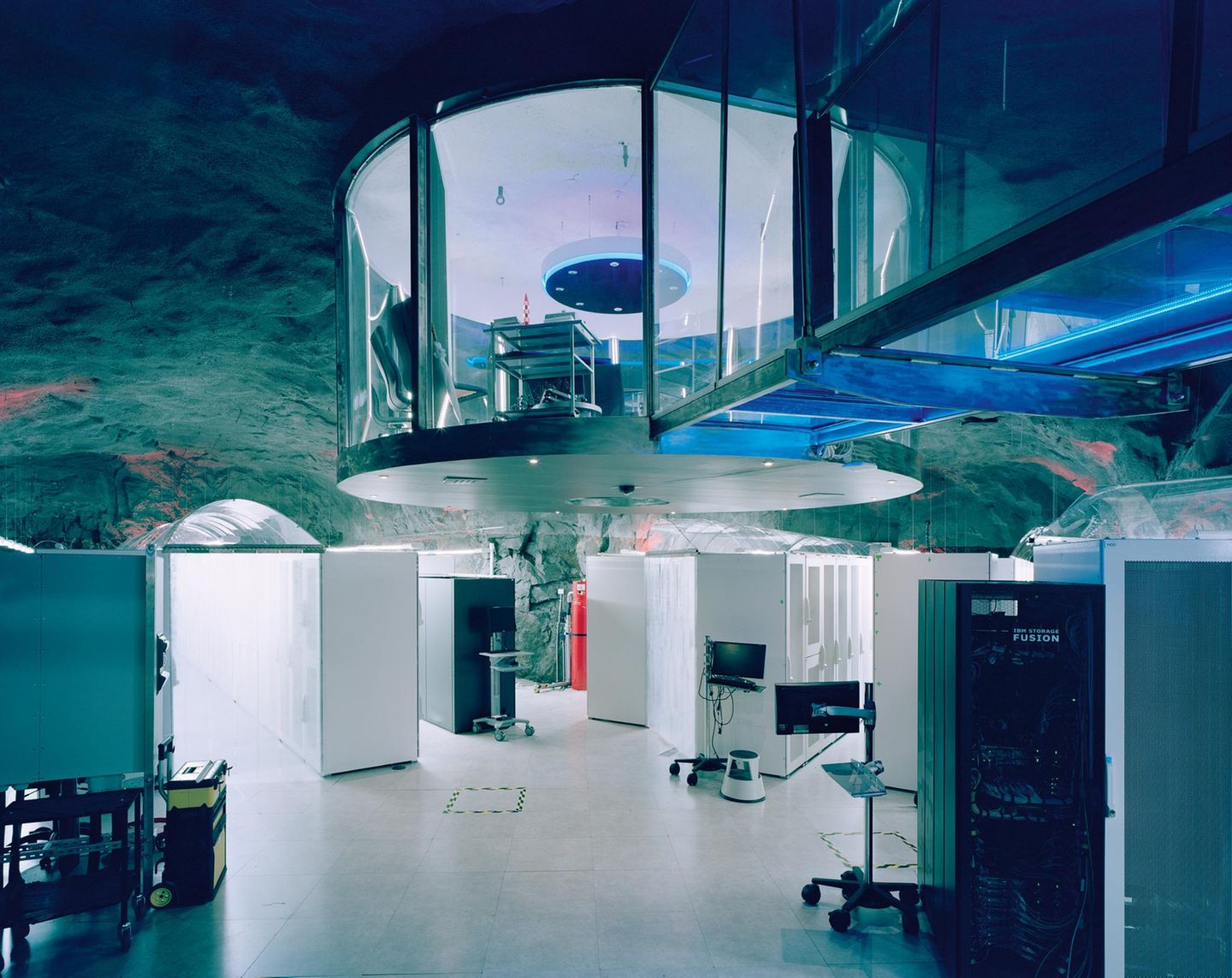 Die fortschreitende Digitalisierung macht auch vor der Lebensmittelindustrie nicht Halt. Daten werden fast überall gesammelt: Beim Einkauf, über Apps, Onlineplattformen und vernetzte Küchengeräte. Das Konsumverhalten lässt sich damit nicht nur auswerten, sondern auch beeinflussen. Dafür sind immense Rechenkapazitäten gefragt. Das große Rechenzentrum Pionen White Mountain verbirgt sich etwa in einem ehemaligen Atomschutzbunker in Schweden.