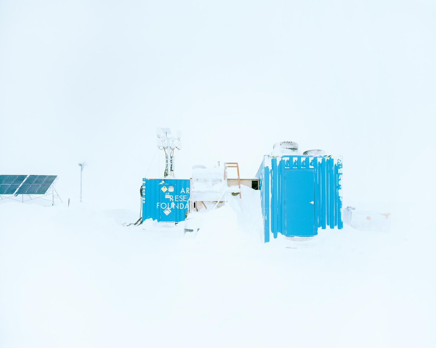 Nauvrik besteht aus drei umfunktionierten Schiffscontainern. Lebensmittel werden hier in Hydrokulturen angebaut, die Pflanzen wachsen also nicht in der Erde, sondern in mit Nährstoffen angereichertem Wasser.