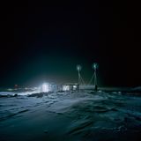 In einer kleinen Inuit-Gemeinde in Kanada, wo die Temperaturen im Winter auf bis zu minus 65 Grad Celsius sinken können, wachsen Nutzpflanzen wie Salate, Erbsen, Paprika und Erdbeeren. Möglich nur dank dieses Lebensmittelproduktionssystems, das den Namen "Nauvrik", übersetzt "Ort des Wachsens", erhielt. Hier wird untersucht, ob eine autarke Lebensmittelproduktion in der Arktis realisierbar ist. Den erforderlichen Strom bezieht das System aus Solar- und Windkraftanlagen.