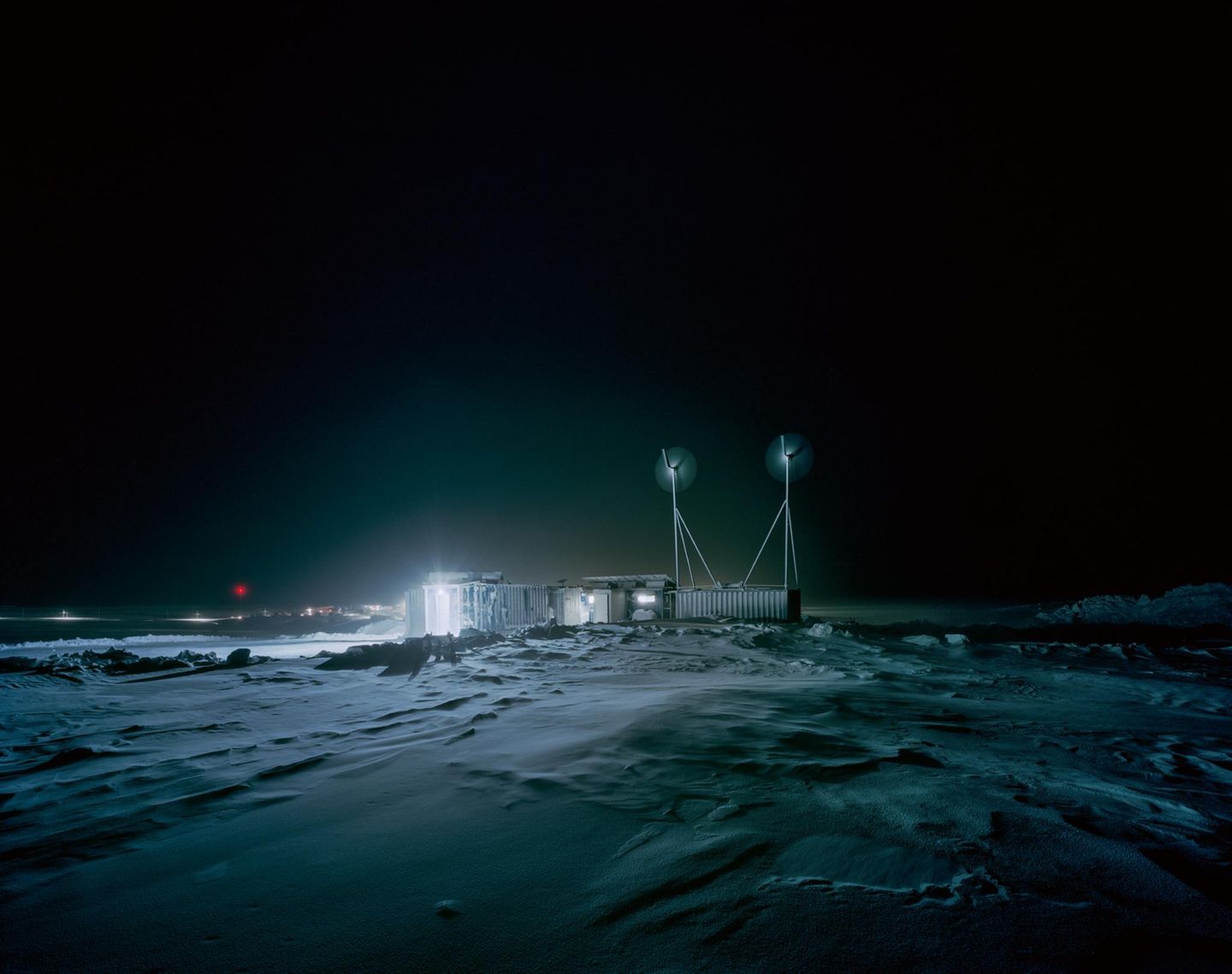 In einer kleinen Inuit-Gemeinde in Kanada, wo die Temperaturen im Winter auf bis zu minus 65 Grad Celsius sinken können, wachsen Nutzpflanzen wie Salate, Erbsen, Paprika und Erdbeeren. Möglich nur dank dieses Lebensmittelproduktionssystems, das den Namen "Nauvrik", übersetzt "Ort des Wachsens", erhielt. Hier wird untersucht, ob eine autarke Lebensmittelproduktion in der Arktis realisierbar ist. Den erforderlichen Strom bezieht das System aus Solar- und Windkraftanlagen.