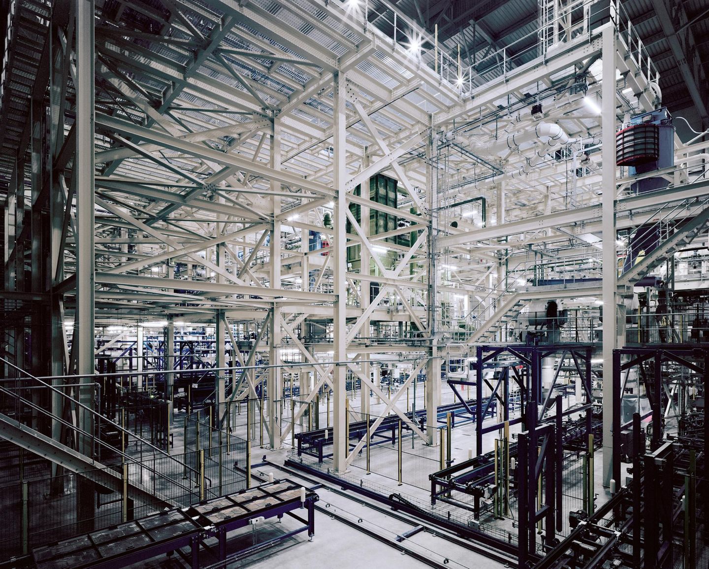 Insekten gelten in der Europäischen Union als "neuartige Lebensmittel". In KI-gesteuerten Hightech-Insektenfarmen werden unter anderem Schwarze Soldatenfliegen und Mehlwürmer gezüchtet. Die weltweit größte vollautomatische vertikale Insektenfarm steht in Amiens, einer Stadt in Nordfrankreich, die sonst eher für historische Gebäude, schmale Straßen und malerische Kanäle bekannt ist. 