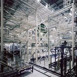 Insekten gelten in der Europäischen Union als "neuartige Lebensmittel". In KI-gesteuerten Hightech-Insektenfarmen werden unter anderem Schwarze Soldatenfliegen und Mehlwürmer gezüchtet. Die weltweit größte vollautomatische vertikale Insektenfarm steht in Amiens, einer Stadt in Nordfrankreich, die sonst eher für historische Gebäude, schmale Straßen und malerische Kanäle bekannt ist. 