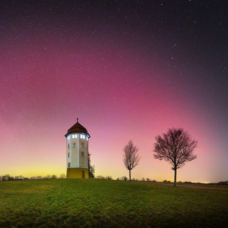 Treffen Sonnenteilchen auf die Erdatmosphäre, regen sie in hohen Schichten Gasmoleküle zum Leuchten an: Stickstoff strahlt blau oder violett, Sauerstoff rötlich, in niedrigen Höhen auch grün. Als im Januar 2026 Polarlichter selbst über Welzheim (Baden-Württemberg) am Nachthimmel tanzen, steckt hinter dem außergewöhnlichen Spektakel ein heftiger Sonnensturm
