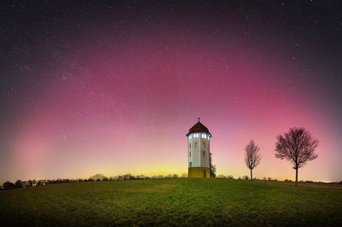 Treffen Sonnenteilchen auf die Erdatmosphäre, regen sie in hohen Schichten Gasmoleküle zum Leuchten an: Stickstoff strahlt blau oder violett, Sauerstoff rötlich, in niedrigen Höhen auch grün. Als im Januar 2026 Polarlichter selbst über Welzheim (Baden-Württemberg) am Nachthimmel tanzen, steckt hinter dem außergewöhnlichen Spektakel ein heftiger Sonnensturm