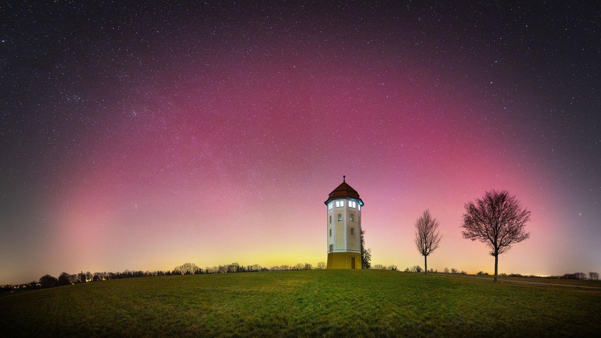 Treffen Sonnenteilchen auf die Erdatmosphäre, regen sie in hohen Schichten Gasmoleküle zum Leuchten an: Stickstoff strahlt blau oder violett, Sauerstoff rötlich, in niedrigen Höhen auch grün. Als im Januar 2026 Polarlichter selbst über Welzheim (Baden-Württemberg) am Nachthimmel tanzen, steckt hinter dem außergewöhnlichen Spektakel ein heftiger Sonnensturm