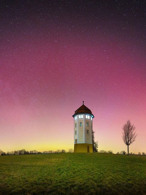 Treffen Sonnenteilchen auf die Erdatmosphäre, regen sie in hohen Schichten Gasmoleküle zum Leuchten an: Stickstoff strahlt blau oder violett, Sauerstoff rötlich, in niedrigen Höhen auch grün. Als im Januar 2026 Polarlichter selbst über Welzheim (Baden-Württemberg) am Nachthimmel tanzen, steckt hinter dem außergewöhnlichen Spektakel ein heftiger Sonnensturm