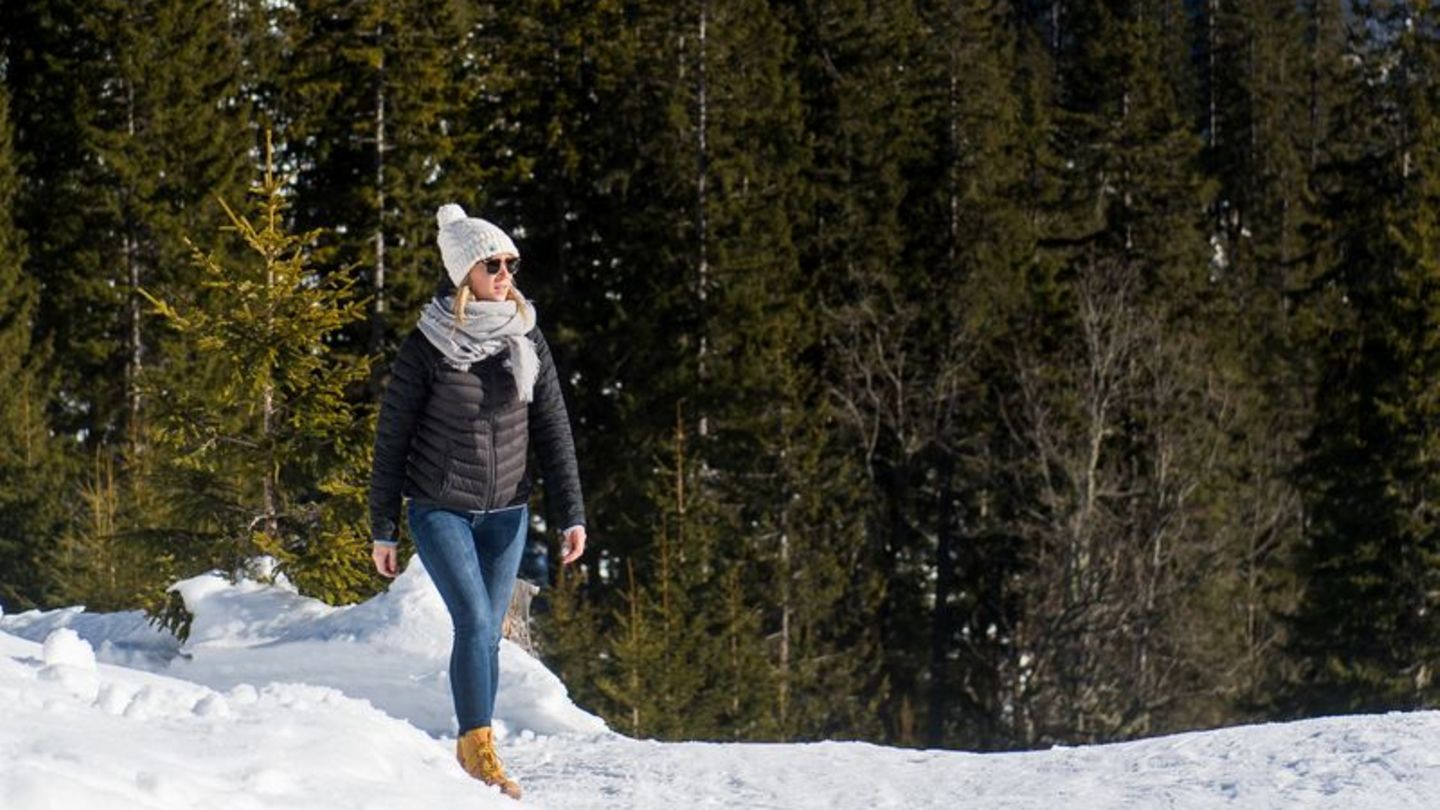 Unterwegs in den Bergen: Die zunehmende Höhe und der Schnee erhöhen das Sonnenbrandrisiko. Hier ist Sonnenschutz besonders wicht