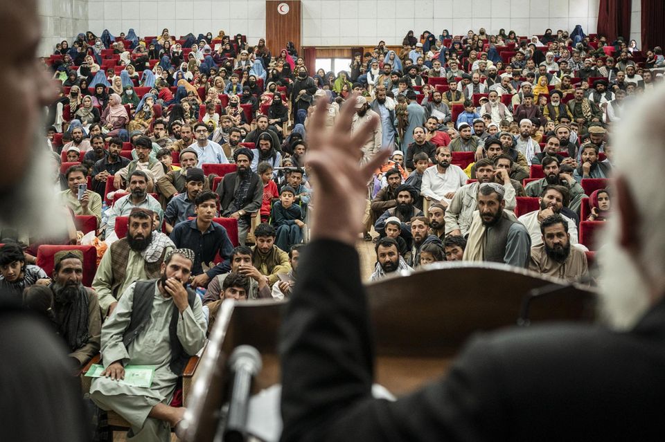 Hunderte Menschen warten im Saal auf eine Behandlung