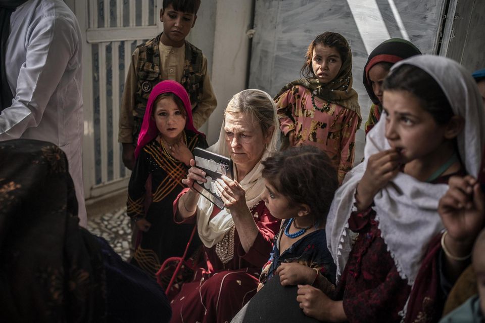 Claudia Peppmüller von Friedensdorf International umgeben von Kindern