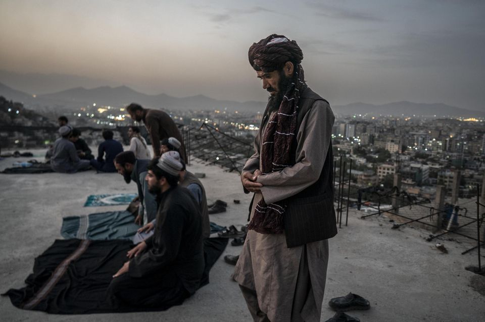 Betende Menschen auf einem Dach in Kabul