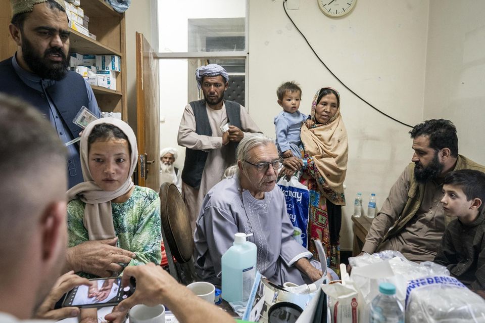 Untersuchungsraum in Afghanistan. Deutscher Arzt behandelt junge Patient*innen