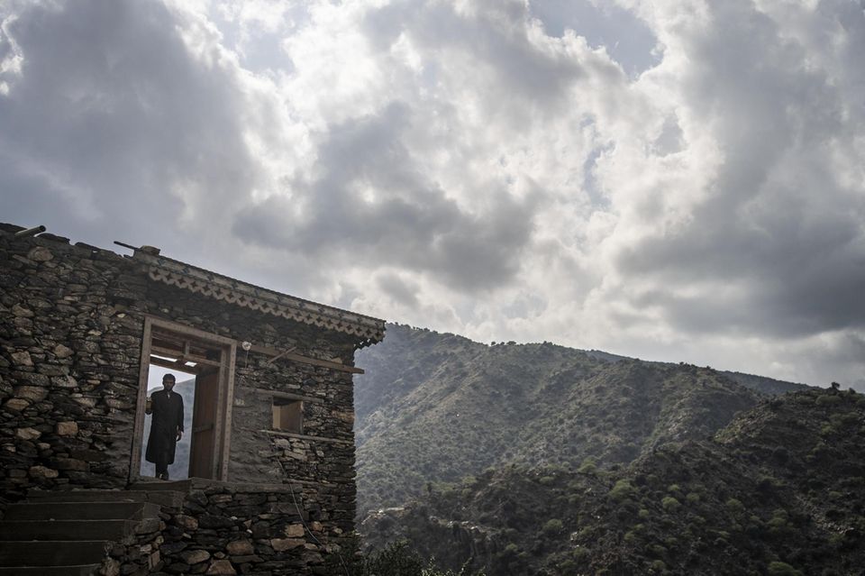 Eine Person steht nach einem Erdbeben in Afghanistan in den Resten seines Hauses