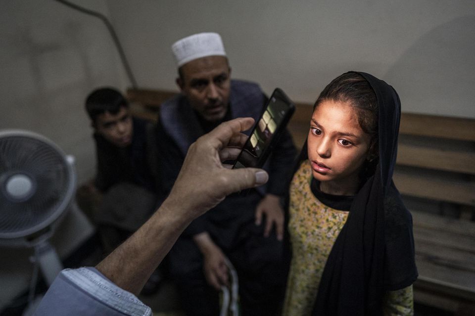 Eine Behandlung beim Licht einer Handylampe