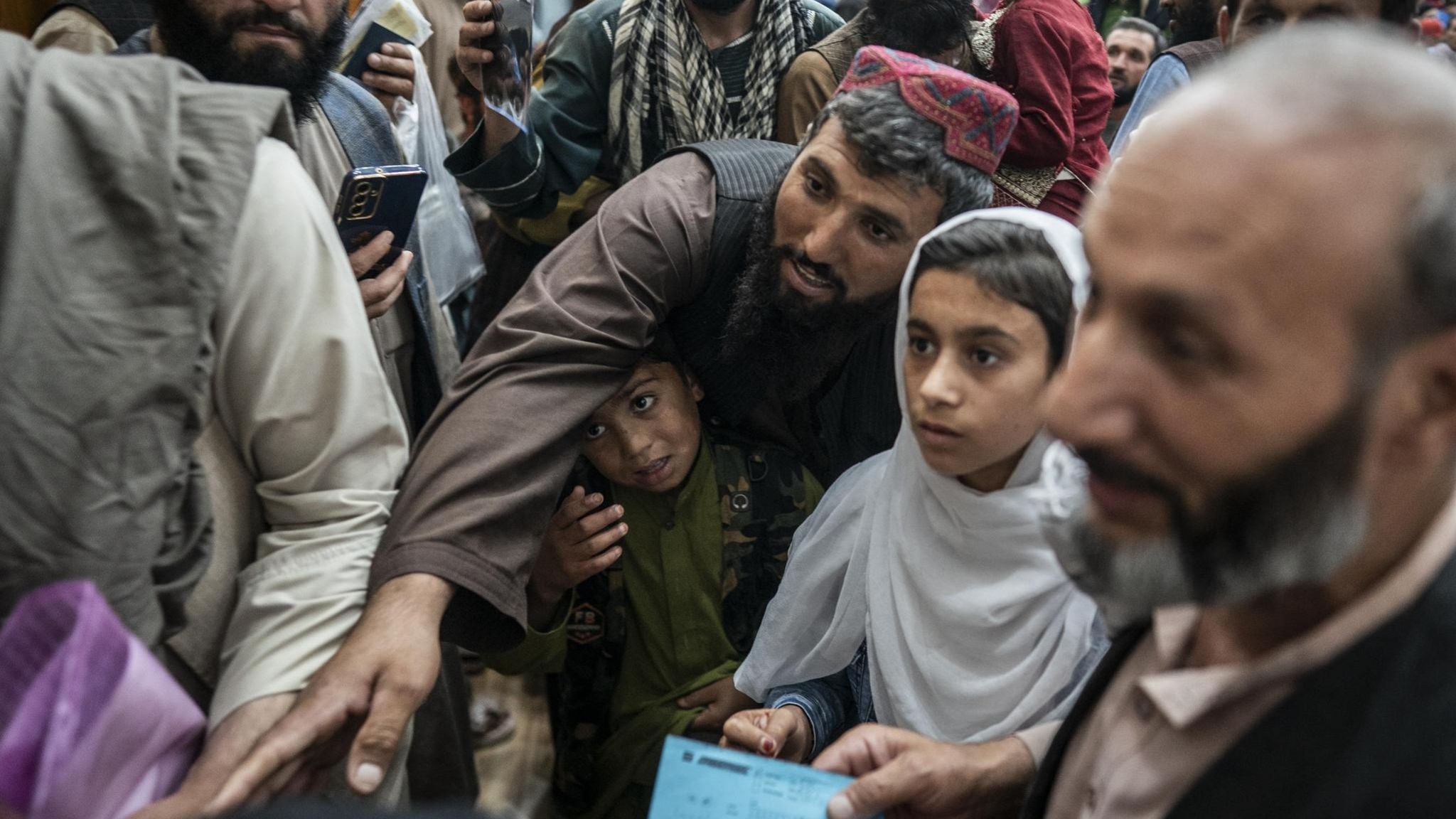 Tausende Afghanen sind mit ihren kranken Kindern am Behandlungsort