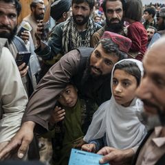 Tausende Afghanen sind mit ihren kranken Kindern am Behandlungsort