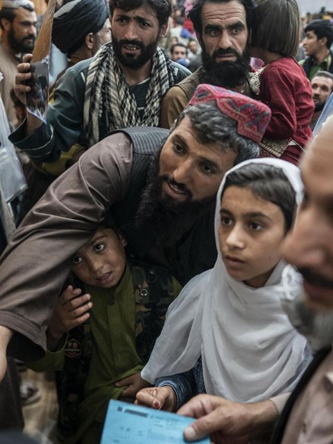 Tausende Afghanen sind mit ihren kranken Kindern am Behandlungsort