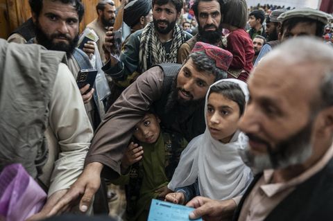 Tausende Afghanen sind mit ihren kranken Kindern am Behandlungsort