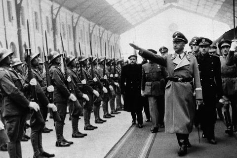 Himmler bei einem militärischen Empfang 1940 in Madrid