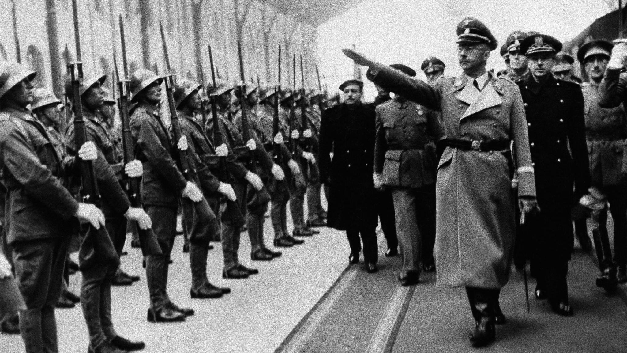 Himmler bei einem militärischen Empfang 1940 in Madrid