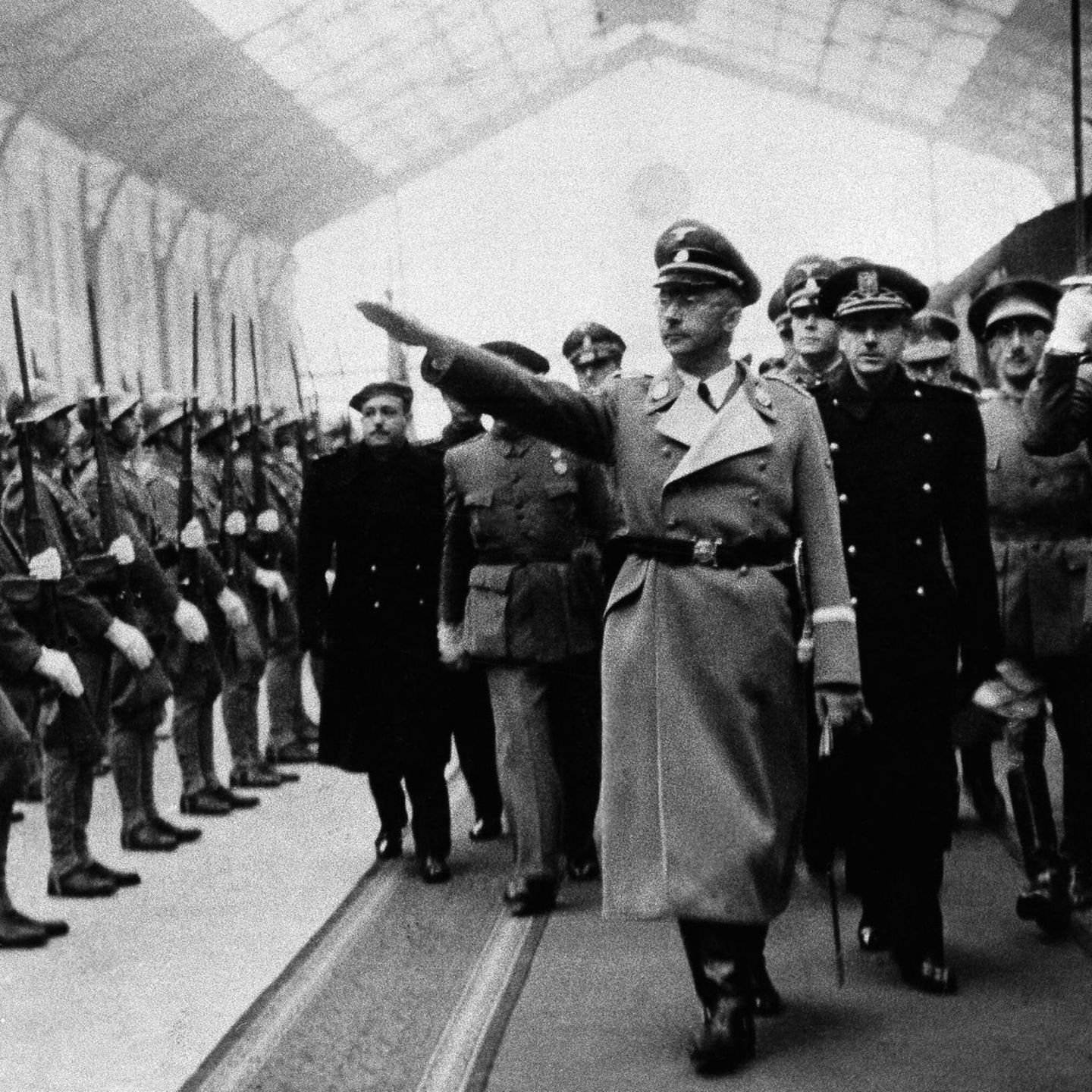 Himmler bei einem militärischen Empfang 1940 in Madrid