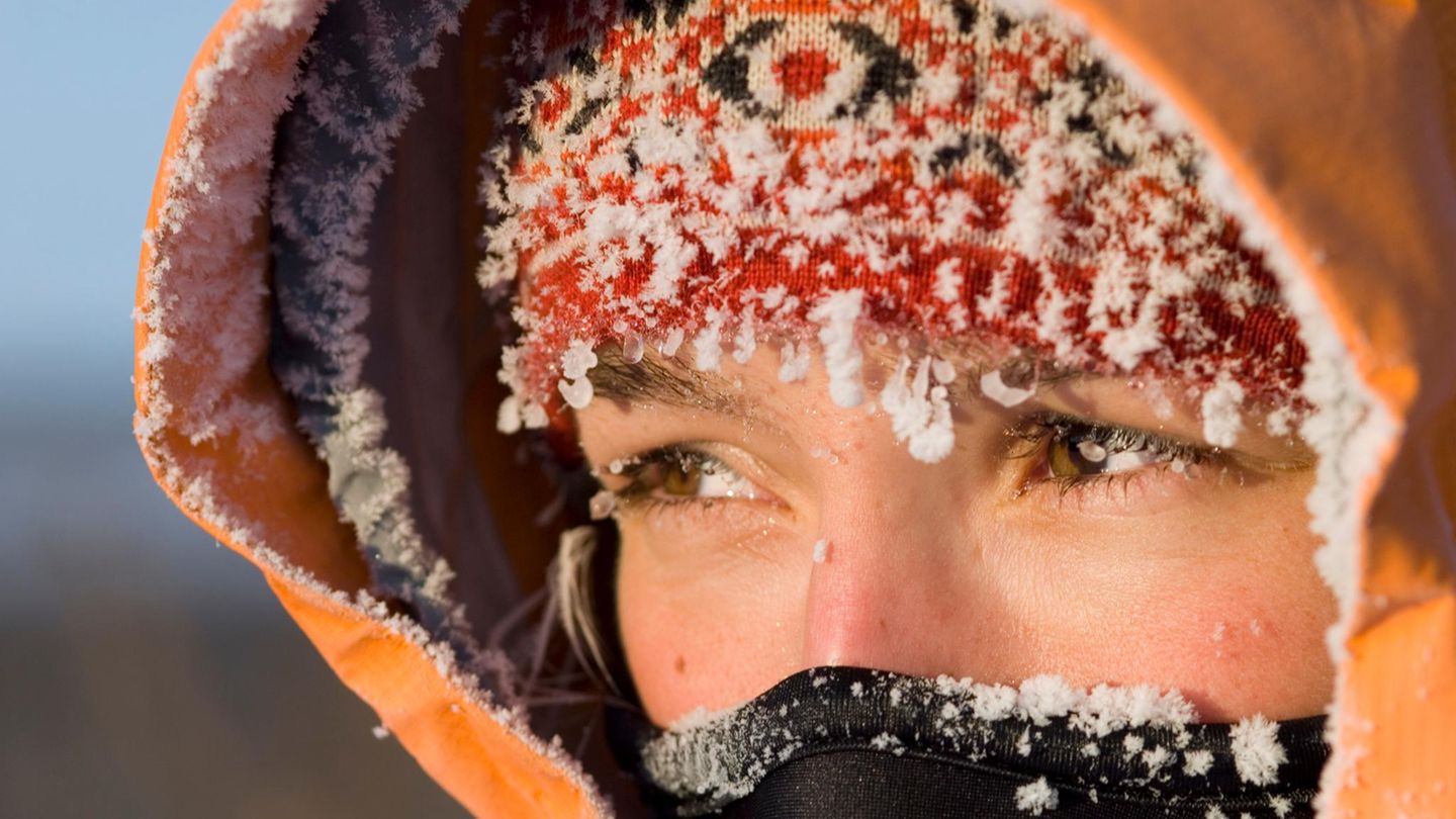 Portrait close up einer Frau im Winter