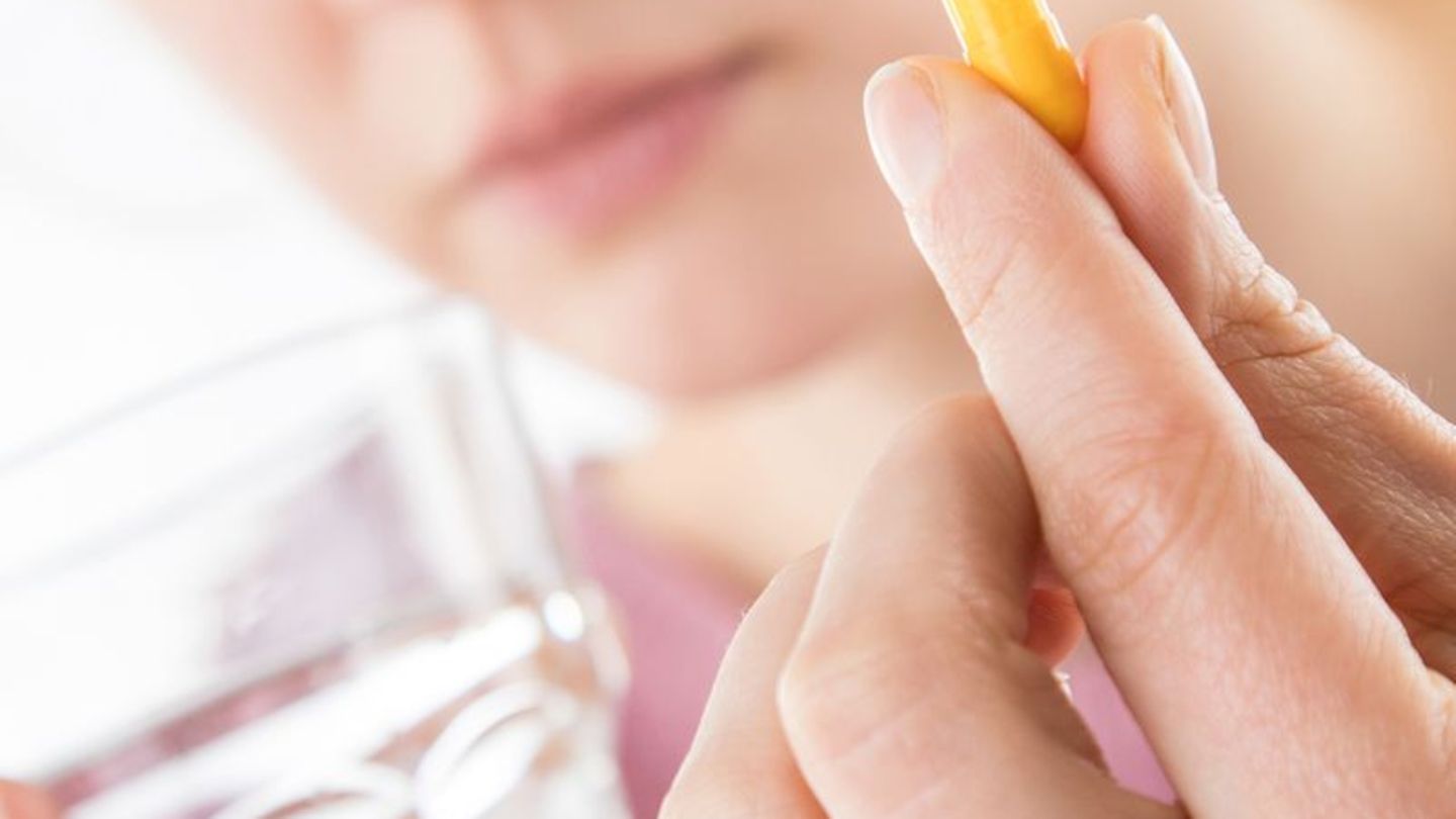 Hormonpräparate und pflanzliche Mittel sollen Frauen die typischen Beschwerden der Wechseljahre nehmen. Foto: Christin Klose/dpa