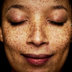 Nahaufnahme eines weiblichen Gesichts, das lächelt