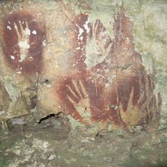 Handabdrücke in einer Höhle in Indonesien