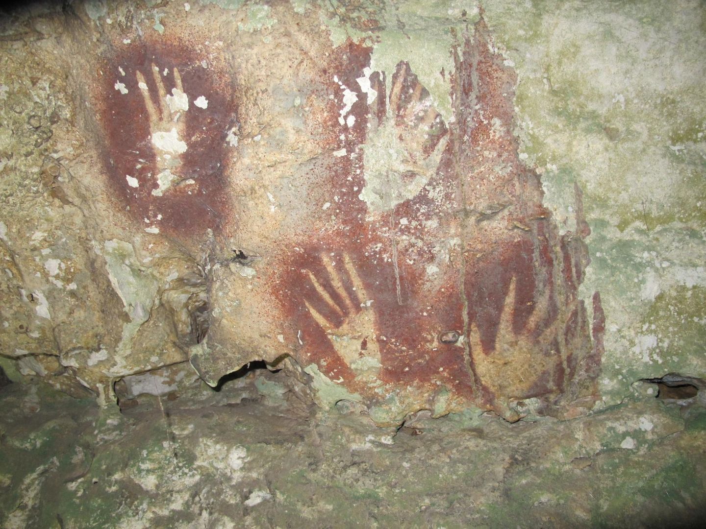 Handabdrücke in einer Höhle in Indonesien