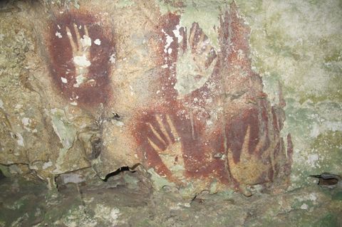 Handabdrücke in einer Höhle in Indonesien