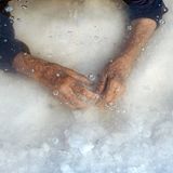 In das seichte Wasser des fast ausgetrockneten Urmia-Sees tauchen die Hände einer älteren Frau, es ist die Großmutter der Fotografin Solmaz Daryani. Die Haut ist vom Leben gezeichnet, der See vom Klimawandel. In das einst größte Binnengewässer des Irans hätte noch in den 1990er Jahren der Bodensee neunmal hineingepasst. Heute bleibt vielerorts nur eine kristalline Kruste und flaches Restwasser zurück. Die Geste der Großmutter ist unscheinbar und zugleich tief: ein Prüfen, Tasten, vielleicht ein Erinnern an Zeiten, in denen der See noch ein Ort des Badens, der Erholung und des Alltags war. Und so verbindet das Bild eine persönliche Geschichte mit einer ökologischen Tragödie.