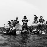 In der südkoreanischen Provinz Jeju arbeiten die Haenyeo: Taucherinnen, die sich ohne Sauerstoffflaschen in die blaue Tiefe begeben. Der Moment vor dem Abtauchen wirkt ruhig: Die Frauen sitzen auf dem Fels, prüfen Netze, Flossen und Masken, sammeln Kraft. Doch ihr Handwerk verlangt Härte und Präzision. Unter Wasser halten sie minutenlang die Luft an, navigieren durch Strömungen, lesen das Meer und ernten Seeohren, Seeigel oder Algen. Das charakteristische Pfeifen beim Auftauchen, "Sumbisori" genannt, ist zugleich Atemtechnik und Lebensversicherung. Seit Jahrhunderten wird das Wissen weitergegeben; heute ist es bedroht, durch Überfischung, den Klimawandel und das zunehmend hohe Alter vieler Taucherinnen. In diesem Porträt sammelt sie sich, die ganze Konzentration einer Kultur, die vom Rhythmus des Ozeans lebt.