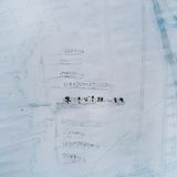 In Uummannaq, einer Siedlung im Nordwesten Grönlands, ritzen Kinder Worte ins Meereis. Die Begriffe stammen aus dem Kalaallisut, dem westgrönländischen Dialekt, der für seine Fähigkeit bekannt ist, komplexe Veränderungen in langen zusammengesetzten Wörtern zu fassen. Während das Eis früher monatelang als sichere Verkehrsfläche galt, wird es heute dünner, poröser, unberechenbarer. Die Kinder verwenden Sprache, um das Unfassbare zu vermessen: neue Begriffe für neues Wissen, neue Risiken, neue Gefühle. In diesem Bild werden das Schmelzen und die Unsicherheit sichtbar. Nicht durch Daten oder Karten. Dafür aber durch eine junge Generation, die versucht, einer verändernden Welt Bedeutung zu geben.