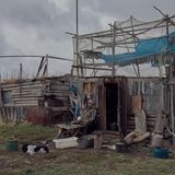 In der russischen Arktis sitzt Fedor Samotishchuk vor einer hölzernen Hütte und säubert seinen Fang. Hinter ihm, in einer Holzhütte, spannt sich eine Art Obergeschoss. Dort hängt Weißfisch unter Netzen, geschützt vor den Schnäbeln hungriger Vögel. Fedor Samotishchuk kommt aus dem nahegelegenen Chersky und besucht seine Eltern Nina und Nikolai Samotishchuk. Wie so oft hat er Vorräte mitgebracht und hilft bei der Jagd und Fischerei. Zwischen dem Grau des Himmels, dem endlosen Tundragras und dem Duft von Rauch entfaltet sich ein Bild des arktischen Alltags, in dem harte Arbeit, Familie und Tradition ineinandergreifen.