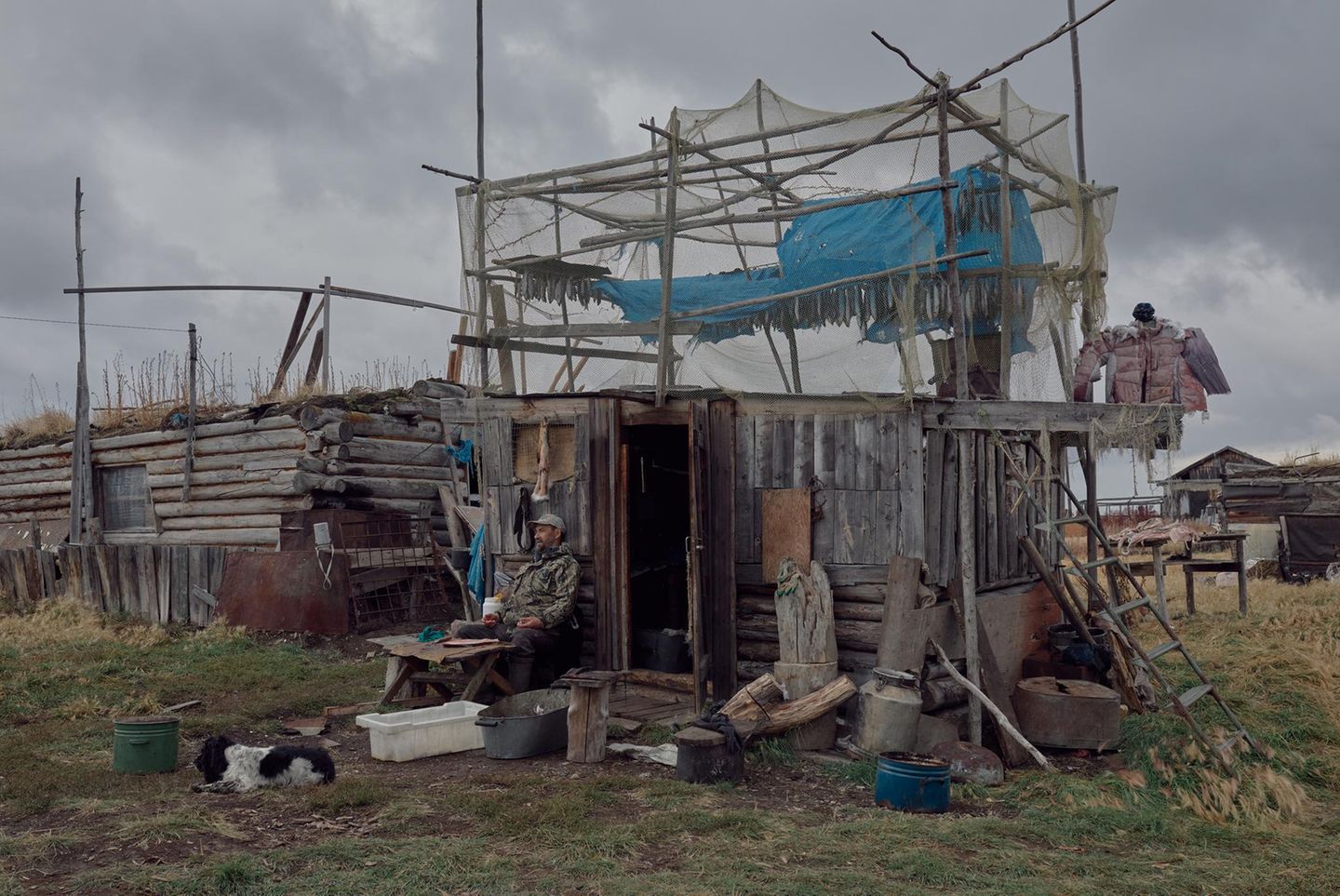 In der russischen Arktis sitzt Fedor Samotishchuk vor einer hölzernen Hütte und säubert seinen Fang. Hinter ihm, in einer Holzhütte, spannt sich eine Art Obergeschoss. Dort hängt Weißfisch unter Netzen, geschützt vor den Schnäbeln hungriger Vögel. Fedor Samotishchuk kommt aus dem nahegelegenen Chersky und besucht seine Eltern Nina und Nikolai Samotishchuk. Wie so oft hat er Vorräte mitgebracht und hilft bei der Jagd und Fischerei. Zwischen dem Grau des Himmels, dem endlosen Tundragras und dem Duft von Rauch entfaltet sich ein Bild des arktischen Alltags, in dem harte Arbeit, Familie und Tradition ineinandergreifen.